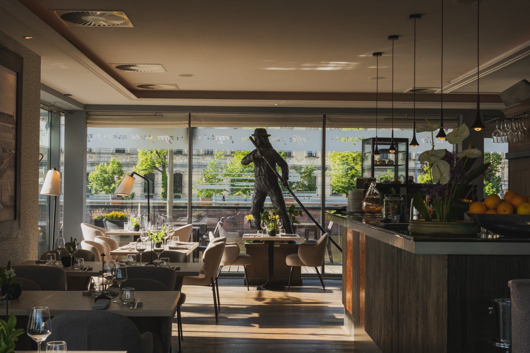 Wnętrze restauracji Przystań i Marina nad Odrą we Wrocławiu, zdjęcie 02